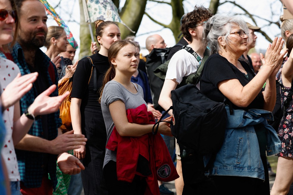 Greta Thunberg e outros manifestantes em protesto em rodovia de Haia, na Holanda, em 6 de abril de 2024. — Foto: REUTERS/Piroschka van de Wouw