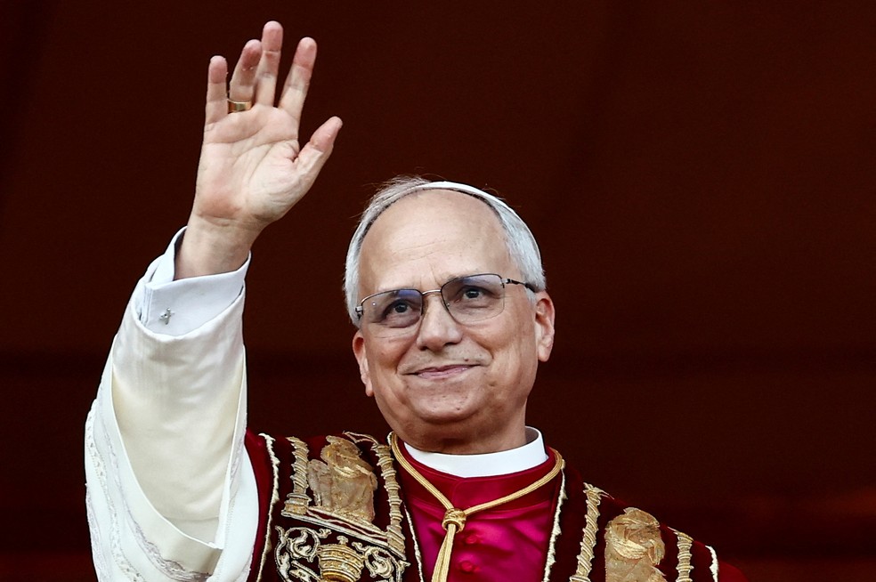 Papa Leão XIV faz primeira aparição pública no Vaticano — Foto: Yara Nardi/Reuters