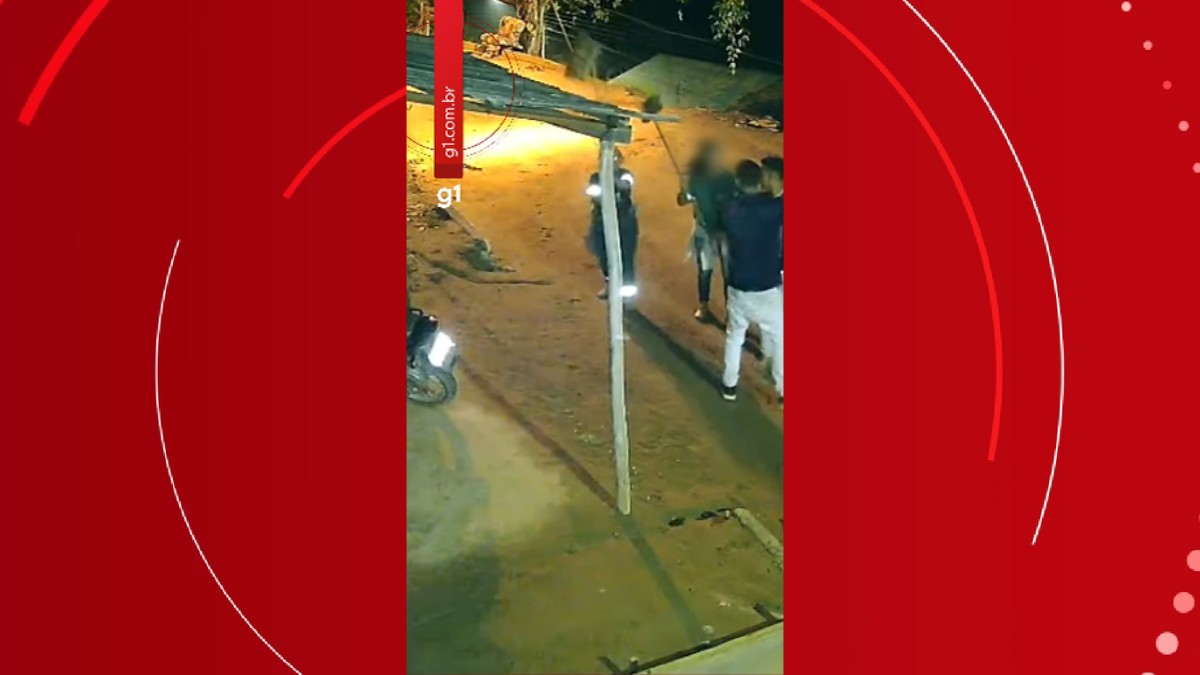 VÍDEO: Gari reage após ser agredida e quebra vassoura na cabeça de homem em Santana do Manhuaçu