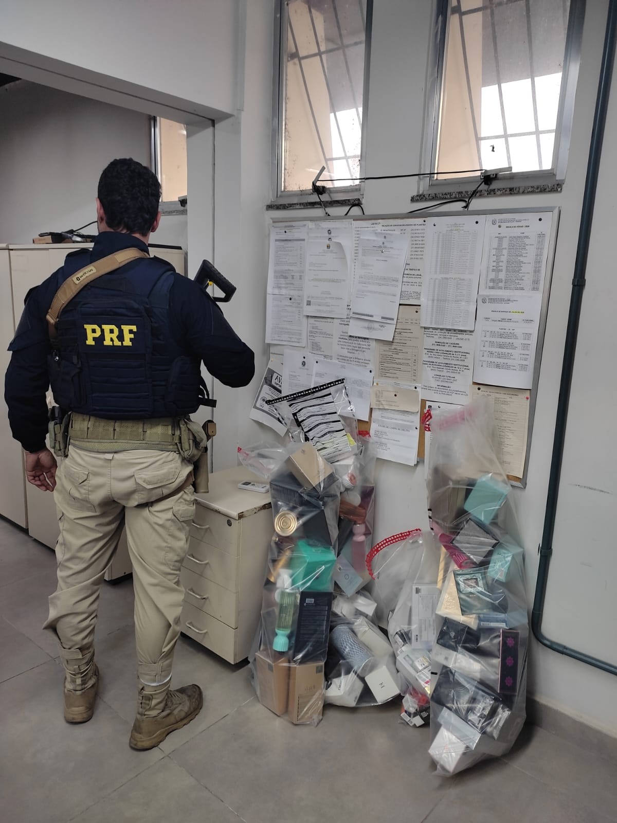 Casal é preso com carga de anabolizantes, perfumes e remédios para emagrecimento na Via Dutra, em Resende