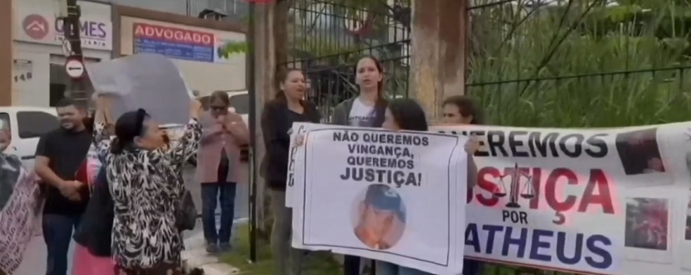 Familiares se manifestaram e pediram justiça. — Foto: Reprodução/TV Verdes Mares