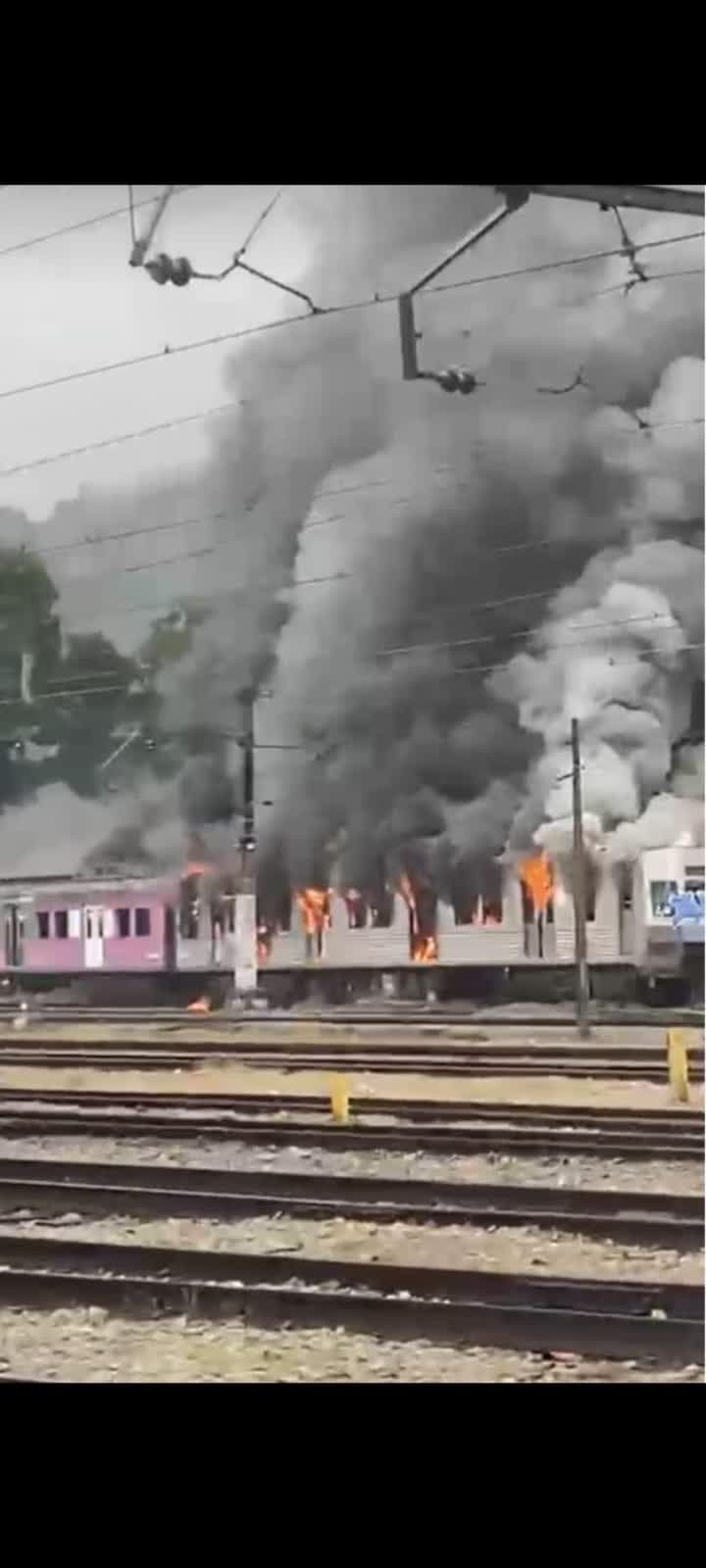 Incêndio atinge vagão de trem em Japeri, na Baixada; vídeo
