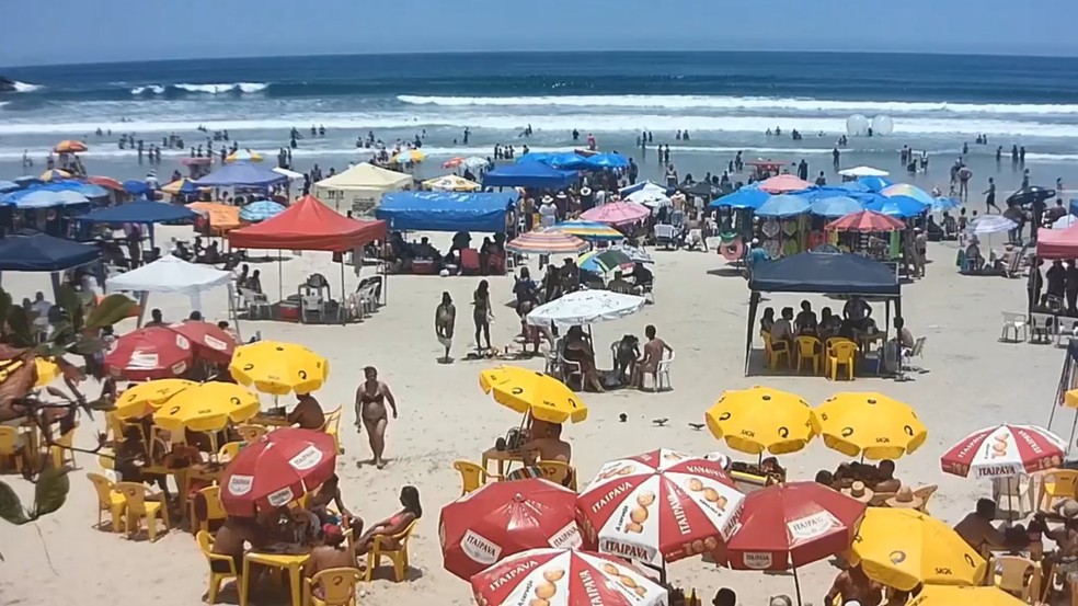 A Praia Grande é uma das que mais fica cheia em Ubatuba — Foto: Ubacam/Reprodução
