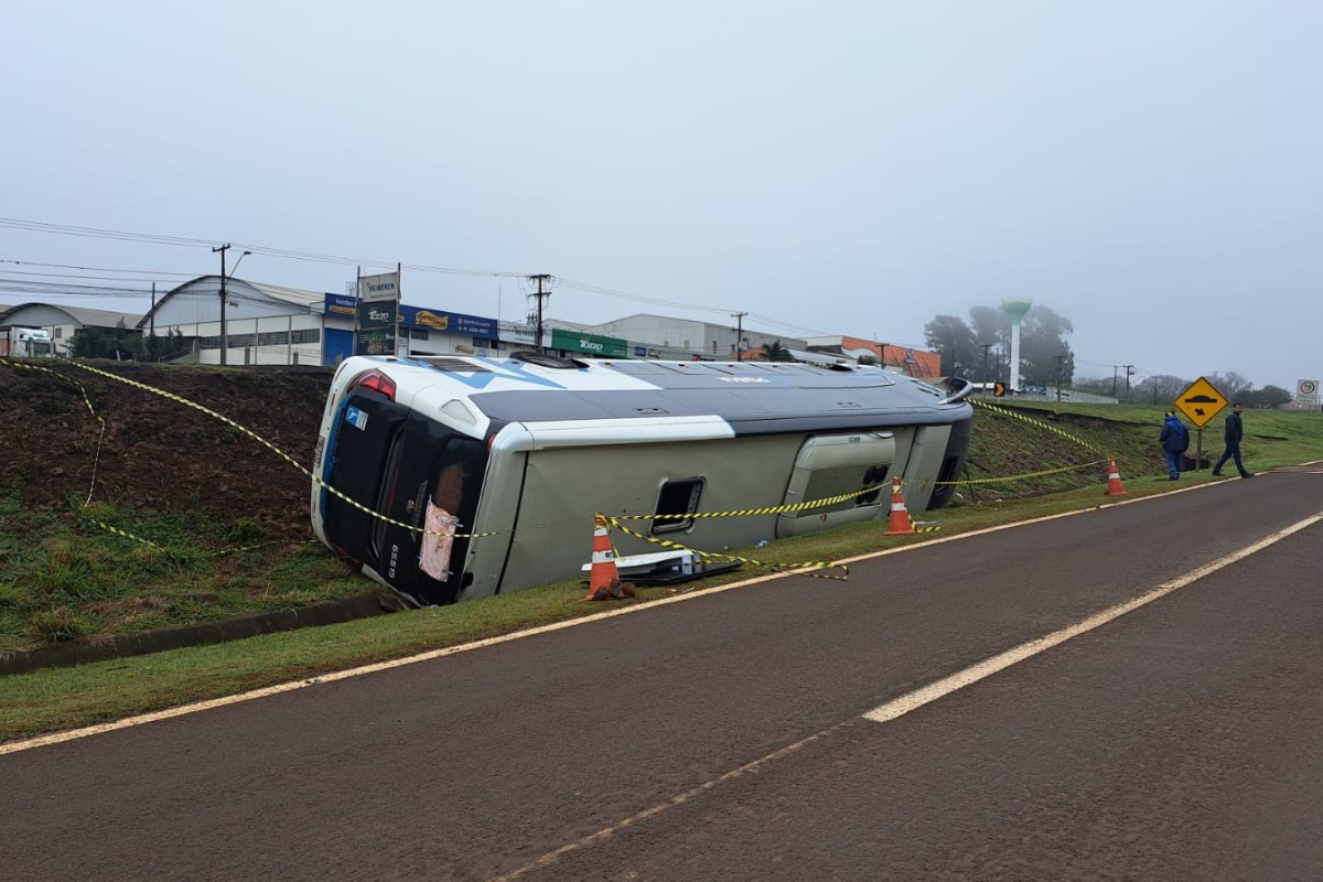 Turista estrangeiro morre e 12 pessoas ficam feridas após ônibus sair da pista e tombar em rodovia do Paraná, diz PRF