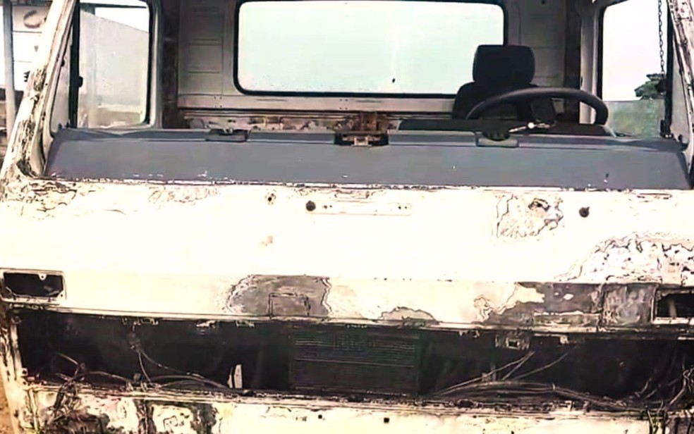 Veiculo apreendido pela PRF estava sem parabrisa,  parachoque e sem retrovisores — Foto: Polícia Rodoviária Federal