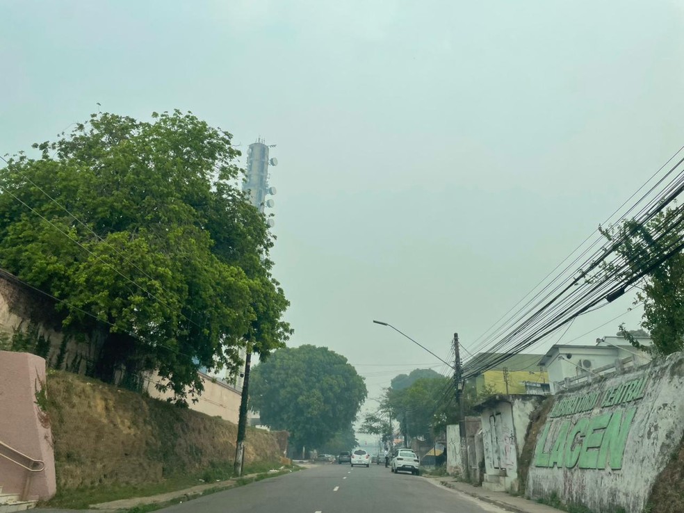 Onda de fumaça que encontre Manaus se torna mais densa. — Foto: Matheus Castro/g1