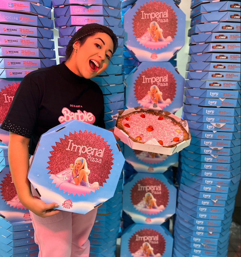 Awana Mariz, uma das criadoras da Pink Pizza, com embalagens estampadas com a Barbie — Foto: Divulgação / Imperial Pizza