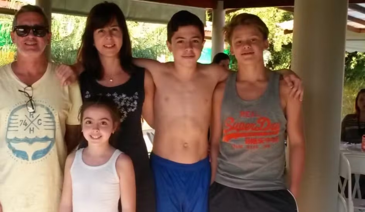 Paixão por futebol e pão de queijo: família de Lucas Pinheiro revive infância no Brasil