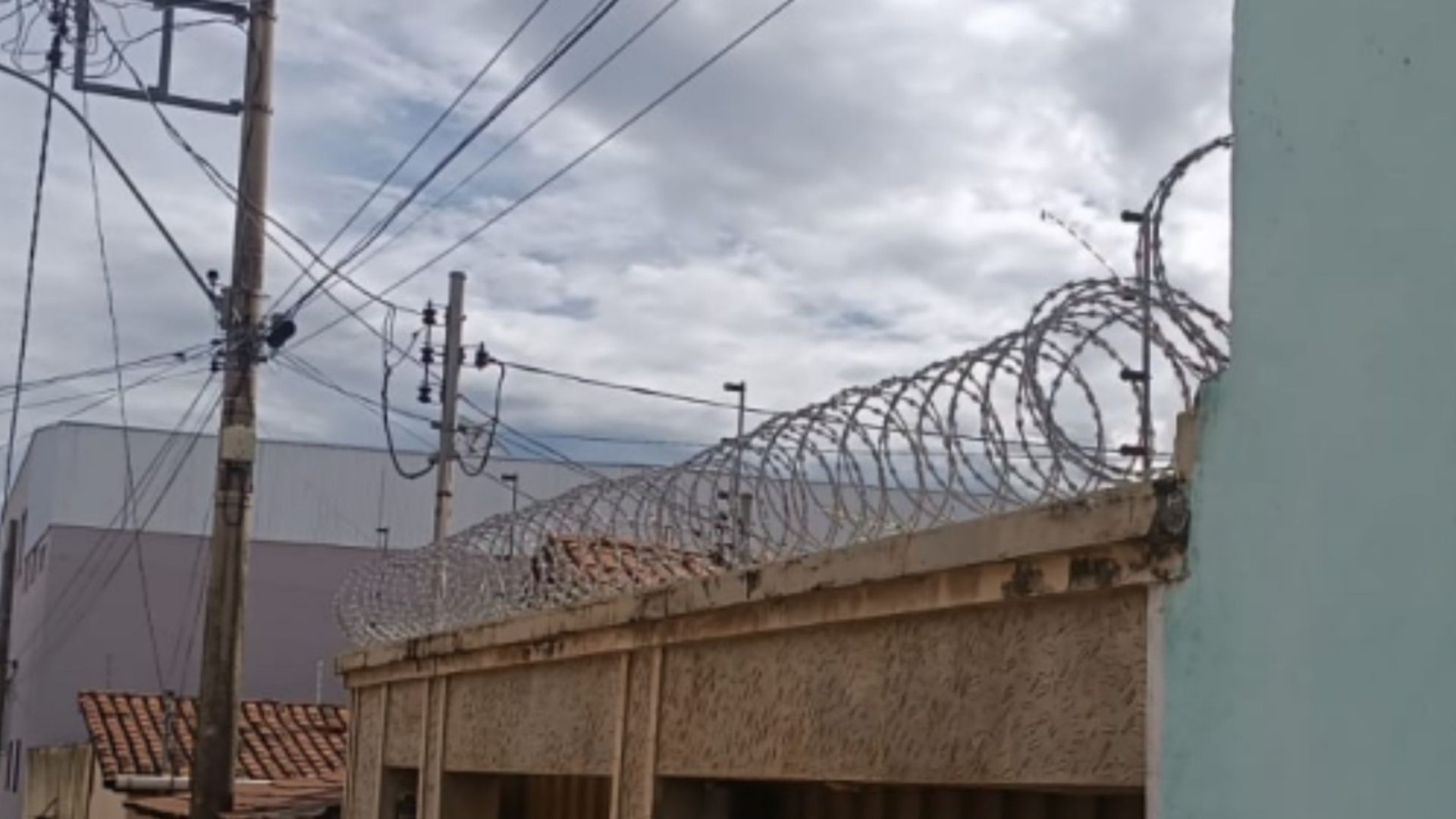 Jovem morre eletrocutado em concertina ao instalar câmera de segurança no muro de casa em MG