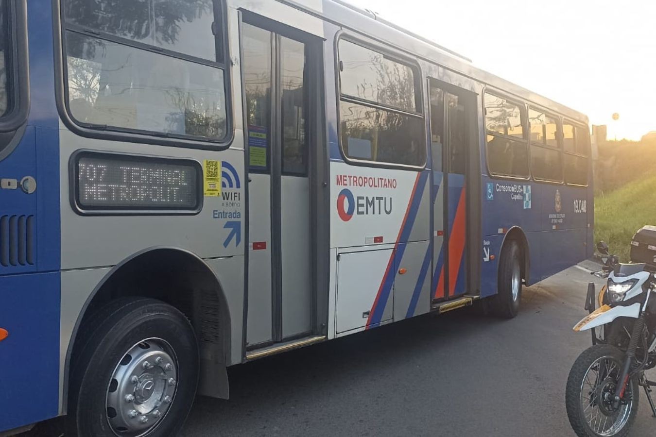 Ônibus da EMTU quebra e bloqueia acesso ao Terminal Metropolitano, em ...
