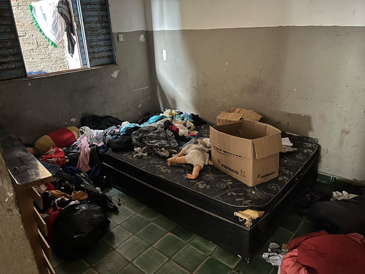 Suspeito de tentar matar família teve surto e revirou casa com crianças trancadas; veja fotos do imóvel