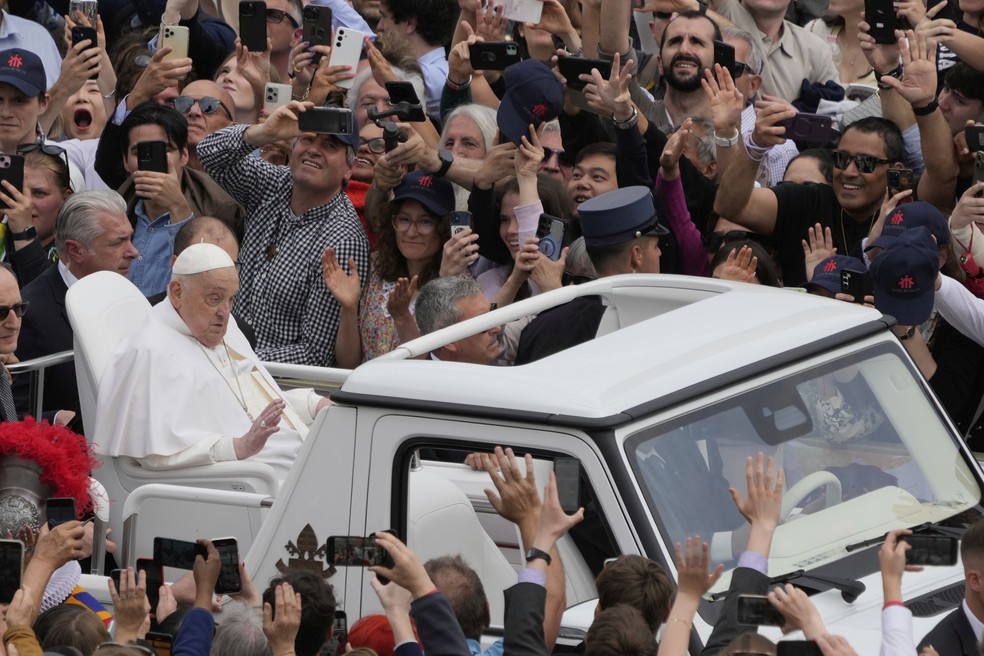 O Papa Francisco percorre a multidão de papa móvel após missa de Páscoa na Praça de São Pedro, no Vaticano, em 20 de abril de 2025. — Foto: AP/Gregorio Borgia