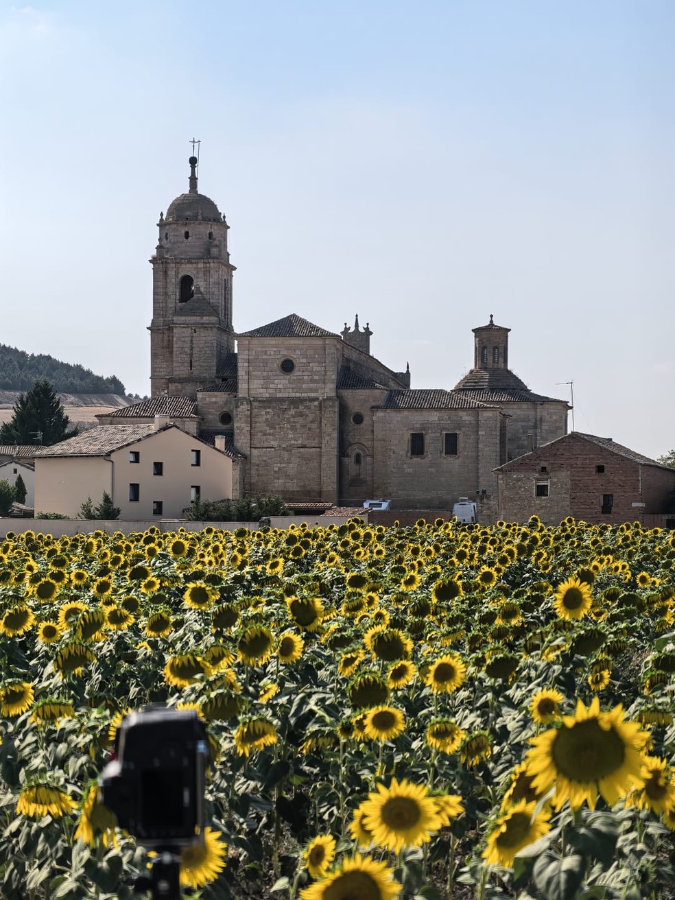 Vista do ponto escolhido para o registro do eclipse solar em Castrojeriz, na Espanha, com campo de girassóis e igreja ao fundo. — Foto: Kiko Fairbairn / @kikofairbairn