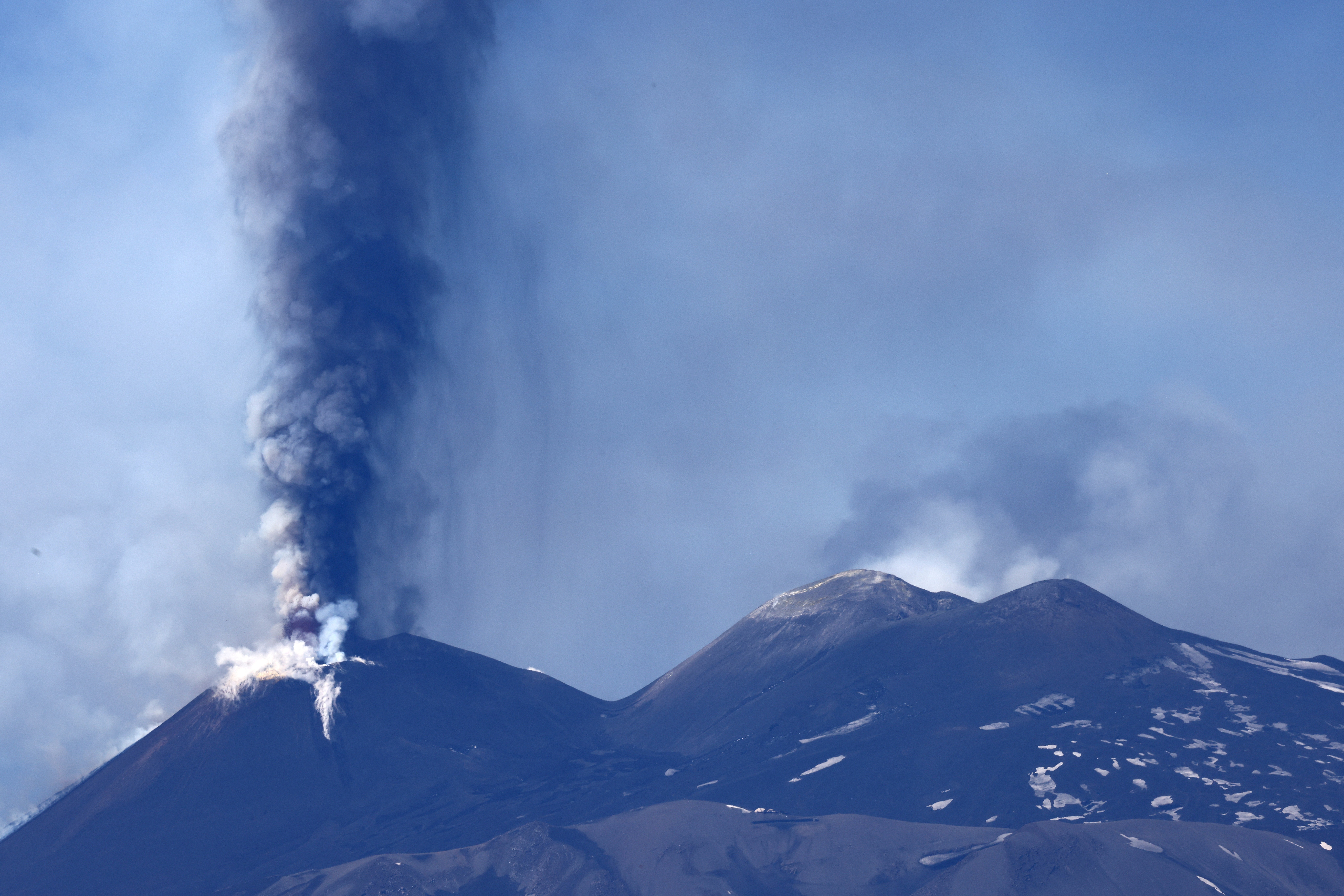 Vulcão Etna, na Itália, entra em erupção e grandes nuvens de fumaça e cinzas geram alerta; veja imagens