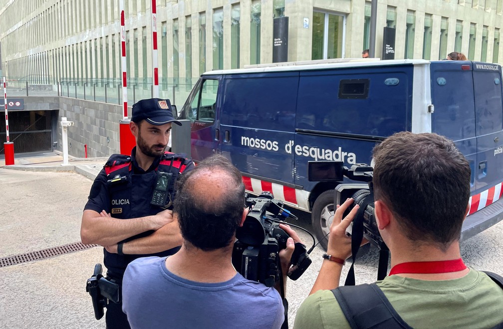 Camburão com Daniel Alves chega em júri em Barcelona, na Espanha — Foto: Horaci Garcia/REUTERS