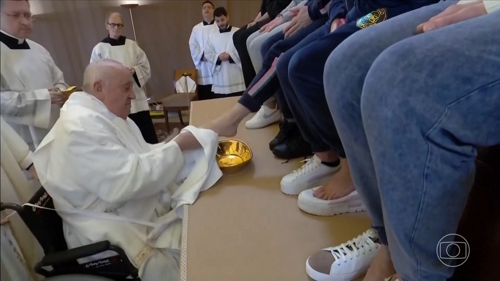 Em tradicional cerimônia de Páscoa, Papa Francisco lava os pés de 12 detentas em prisão de Roma
