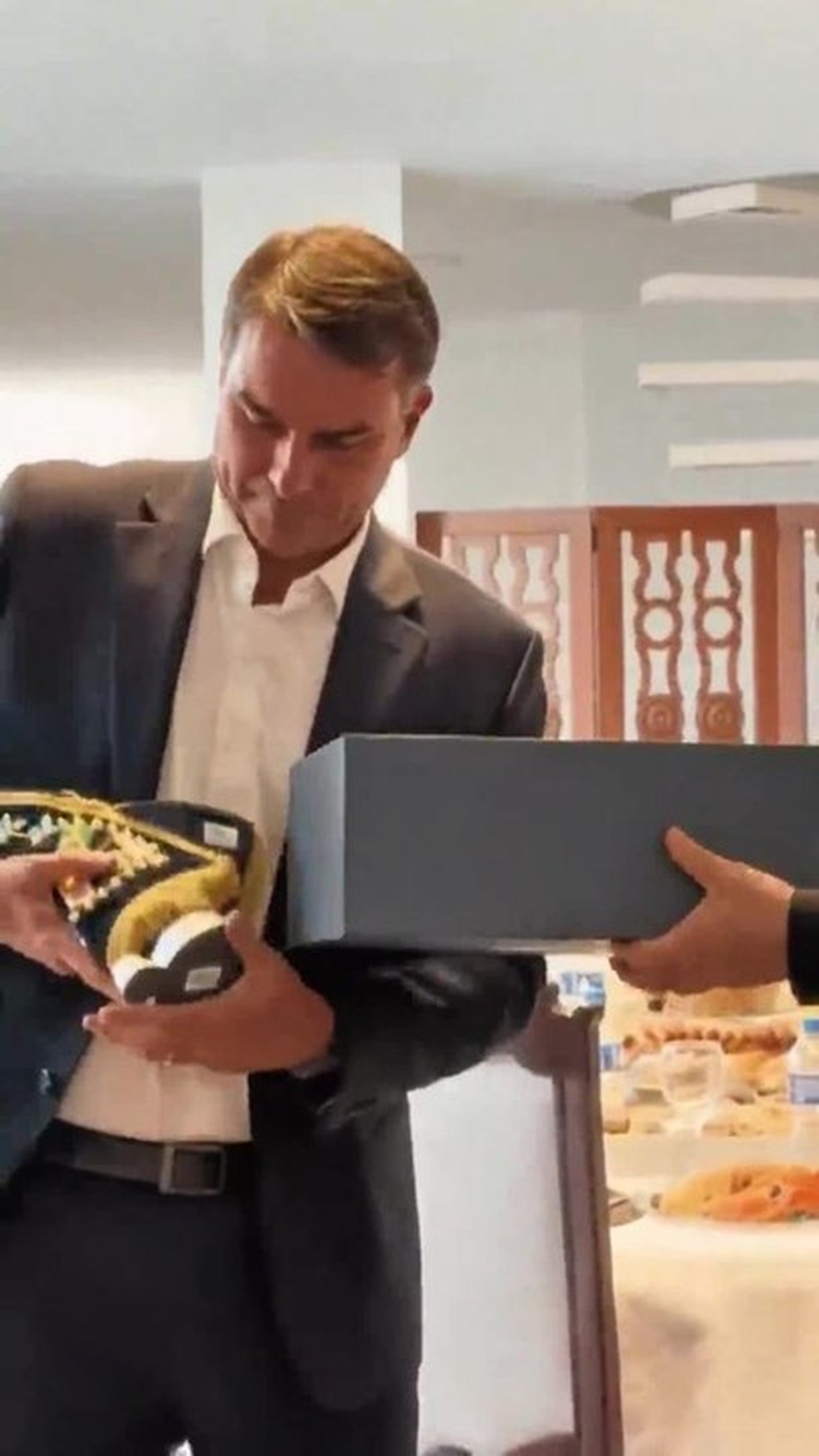Flávio Bolsonaro visita arcebispo de Brasília e recebe imagem de Nossa Senhora