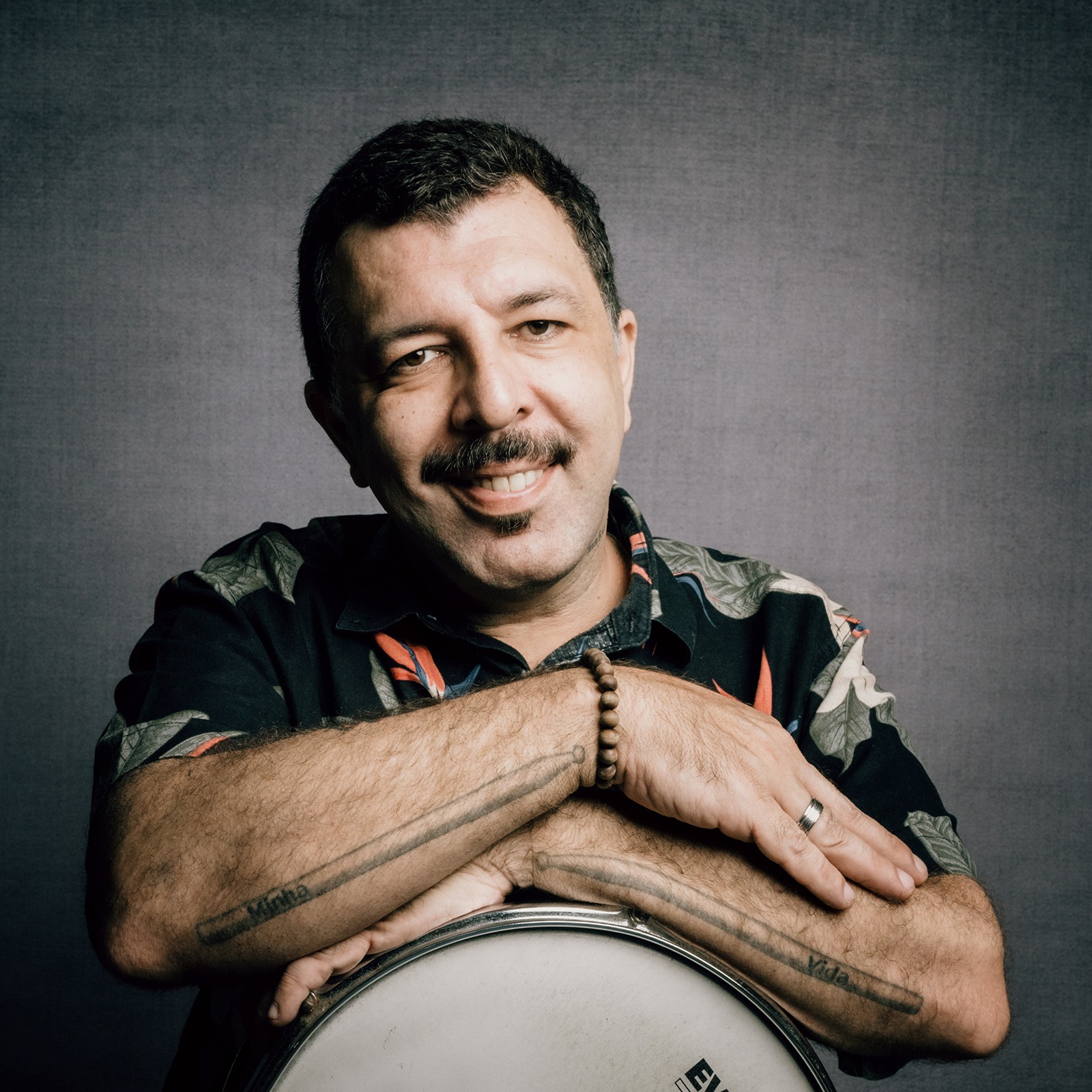 Baterista de jazz Helbe Machado lança ‘Sinergia’, álbum com o balanço carioca