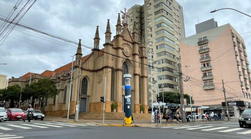 Homem tenta beijar técnica de enfermagem em ponto de ônibus e é preso em Araraquara