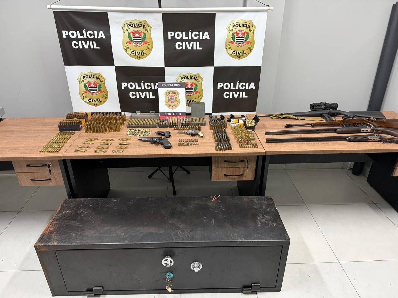 Adolescente é suspeito de participar de furto de cofre com armas e munições levado da casa de PM aposentado