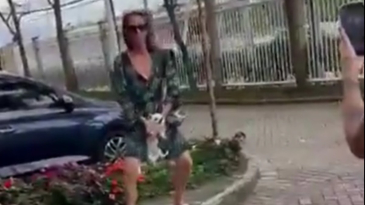 Mulher é presa em flagrante após ser filmada sacudindo cachorro em condomínio no Recreio; vídeo