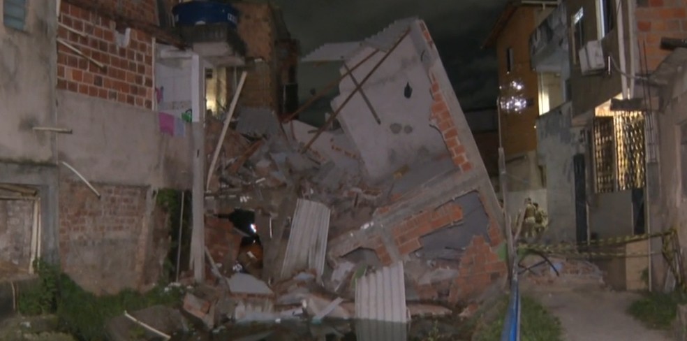 Prédio que desabou fica em cima de córrego — Foto: Reprodução/TV Bahia
