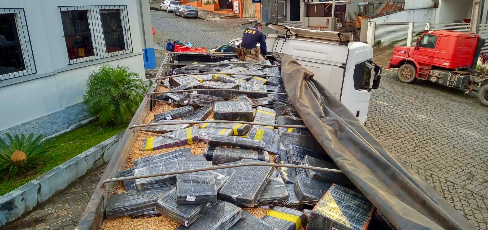 Caminhoneiro é abordado no PR, se contradiz ao explicar trajeto e PRF encontra mais de 1 tonelada de droga na carga