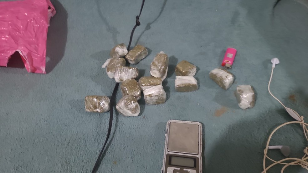 Drogas encontradas com mulher suspeita da tentativa de homicídio contra subtenente da PM — Foto: PM/Divulgação