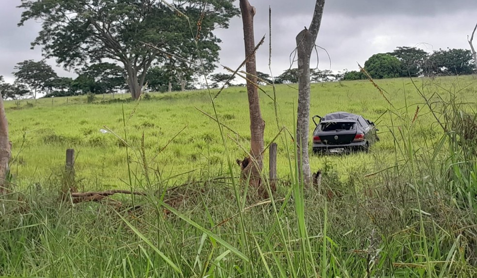 Motorista morre após capotar carro em rodovia de Álvares Machado — Foto: Redes Sociais/Reprodução