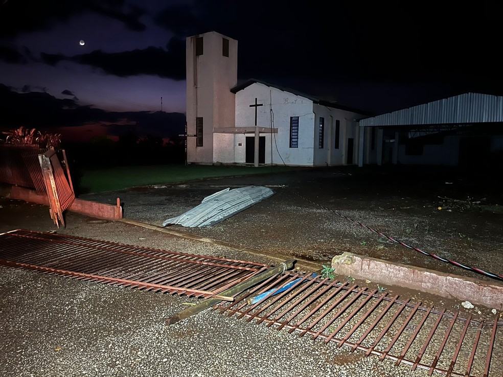 Igreja católica da comunidade também teve danos na estrutura — Foto: Portal Nova Santa Rosa