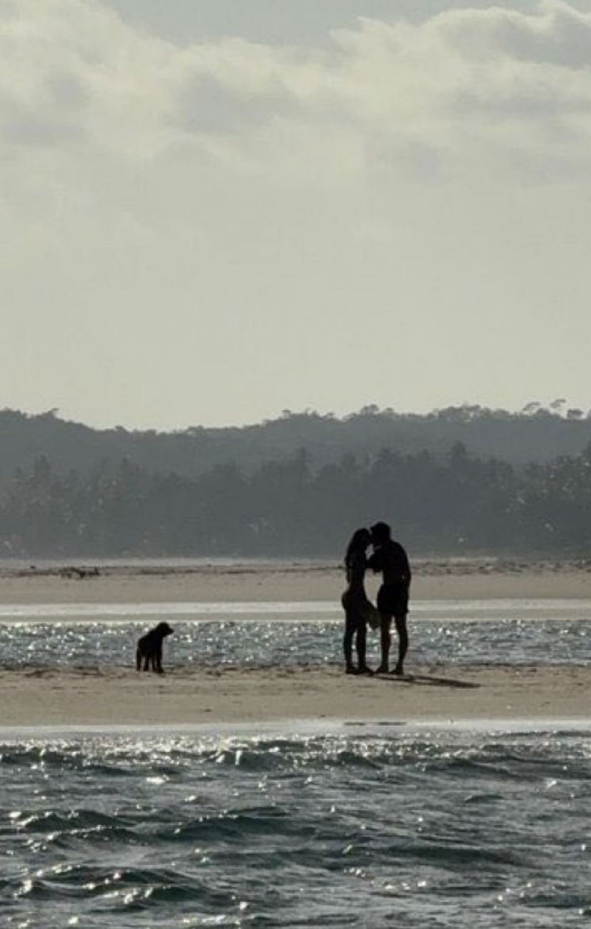 Shawn Mendes e Bruna Marquezine trocam beijos em praia de Alagoas; VÍDEO