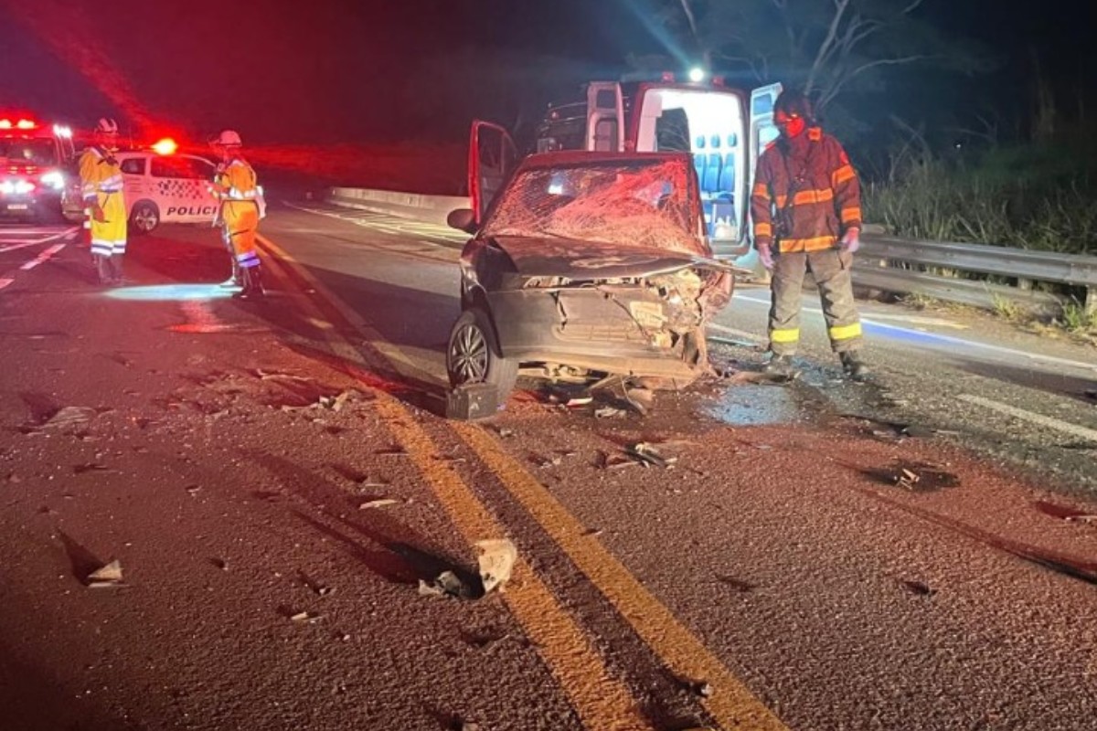 Homem morre e outro fica gravemente ferido após batida frontal entre carros no interior de SP
