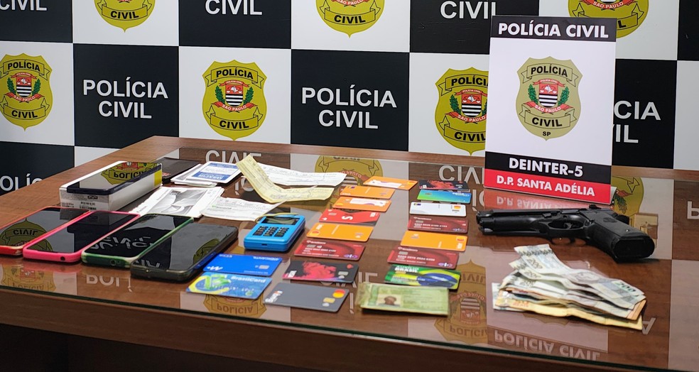 Polícia Civil apreendeu cartões bancários e máquinas de cartão com o suspeito preso em Santa Adélia (SP) — Foto: Polícia Civil/Divulgação