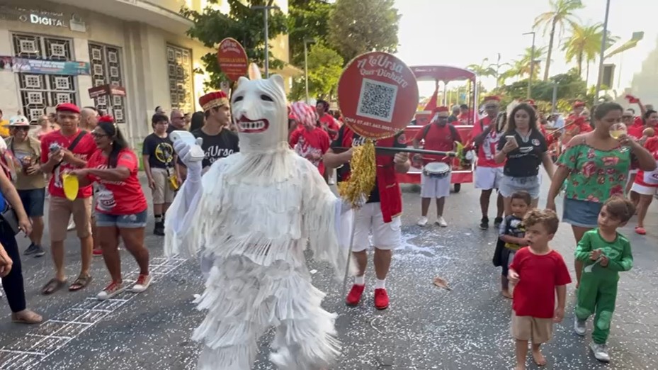 Sem desculpa para ser 'pirangueiro'. La ursa aceita Pix, débito e crédito em desfile pelas ruas do Recife