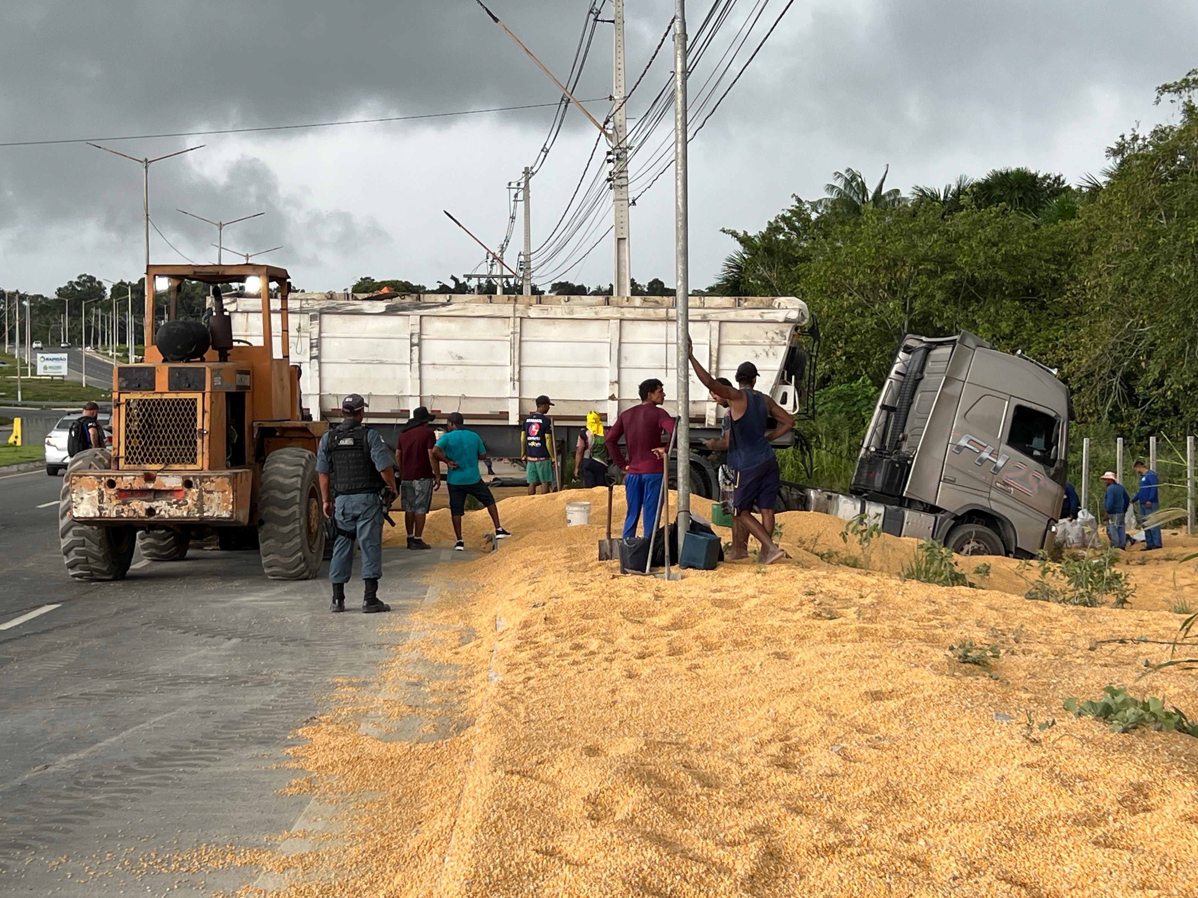 Caminhão tomba, espalha carga de milho em avenida e causa complicações no trânsito em Manaus