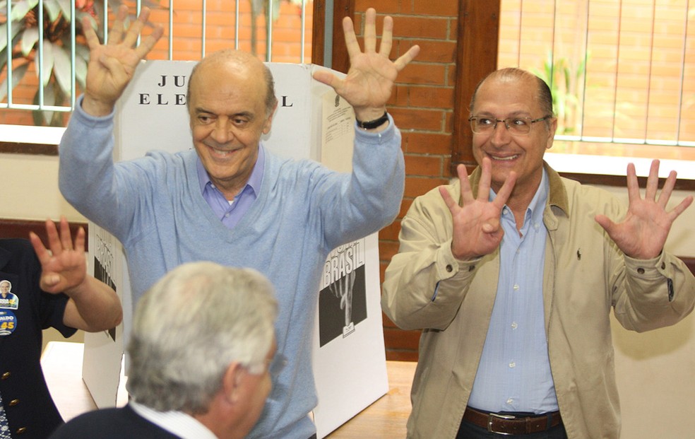 O candidato do PSDB à presidência da República, José Serra (e), acompanhado do candidato do PSDB ao governo de São Paulo, Geraldo Alckmin (d), ao votar no colégio Santa Cruz, no Alto de Pinheiro, na zona oeste de São Paulo, neste domingo.  — Foto: Filipe Araújo/AE