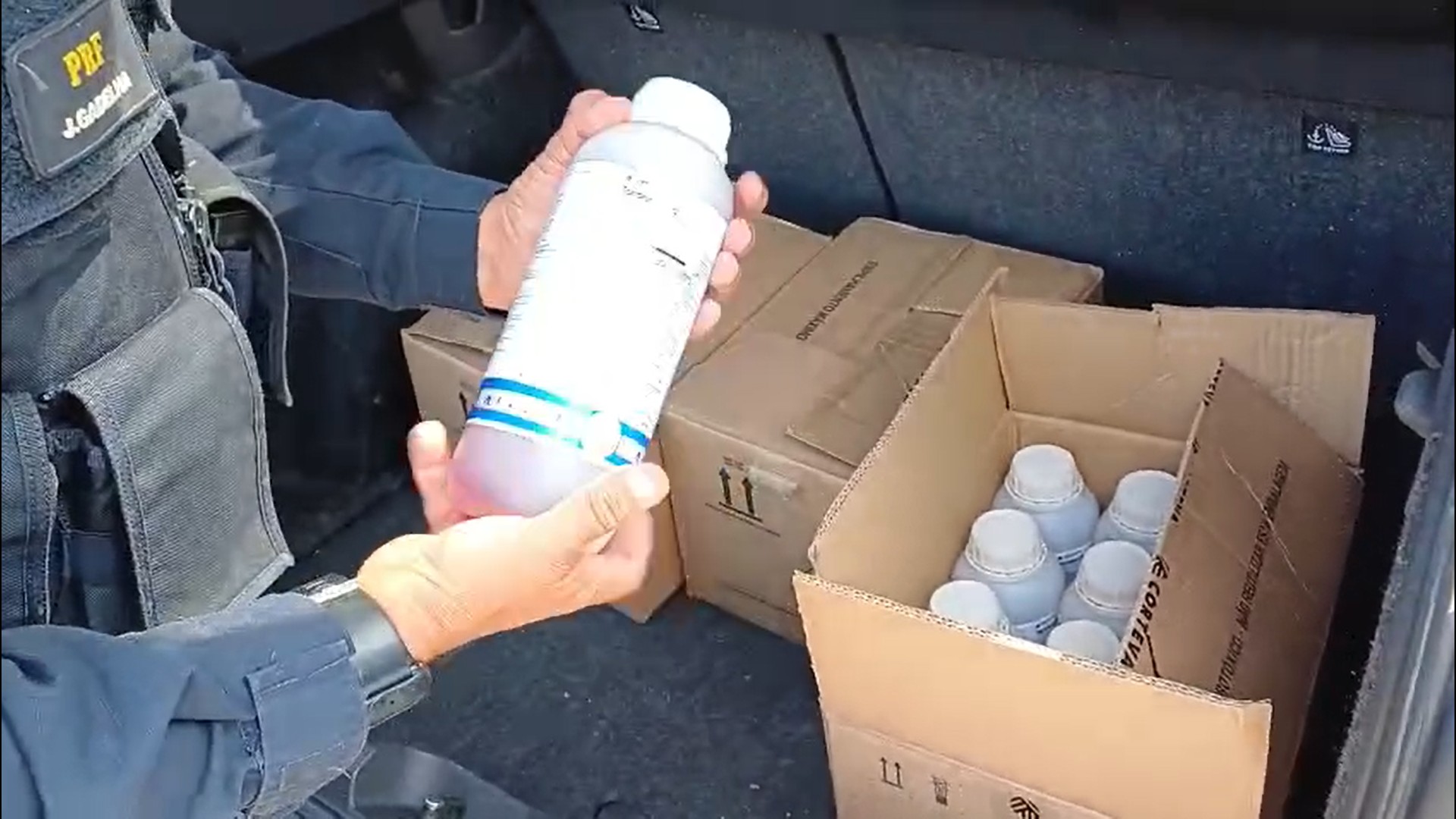 PRF apreende quase 50 kg de agrotóxicos irregulares na via Dutra, em Jacareí
