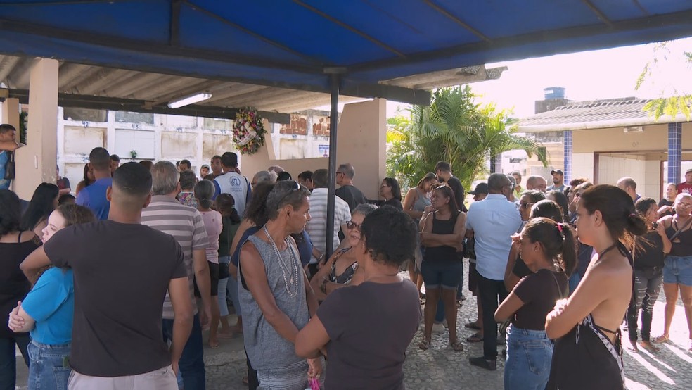 Os dois velórios aconteceram no Cemitério de Casa Amarela, na tarde deste sábado — Foto: TV Globo