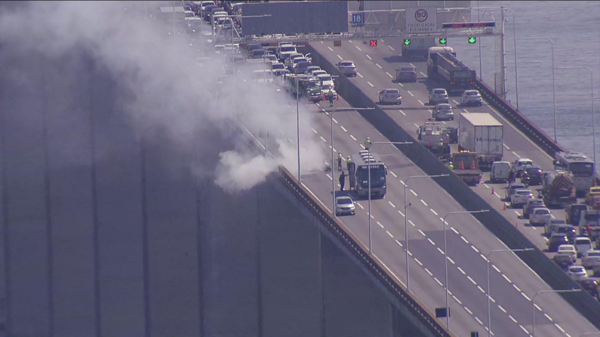 Carro pega fogo na Ponte Rio-Niterói