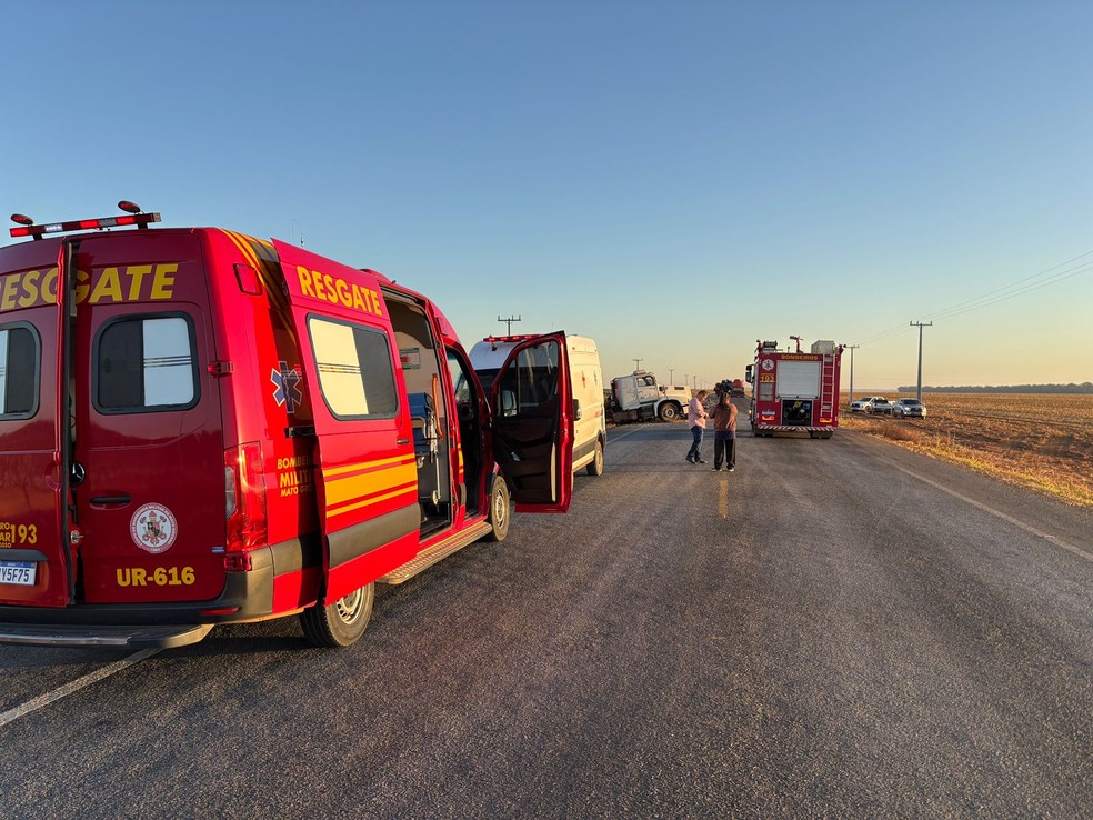 Bombeiros e equipes de resgate do Samu estiveram no local do acidente — Foto: Corpo de Bombeiros