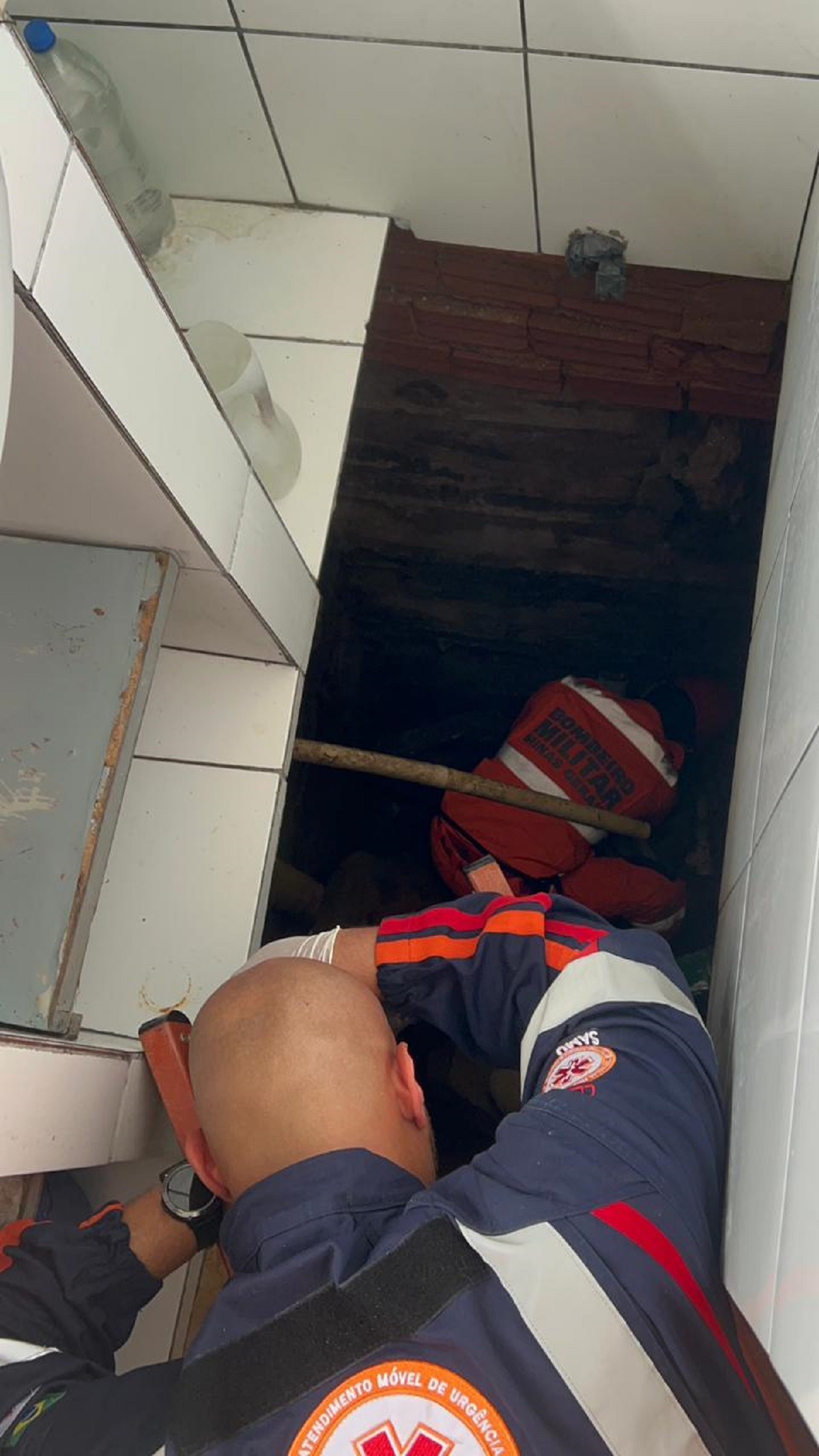 Chão de cozinha desaba e deixa moradora ferida em MG