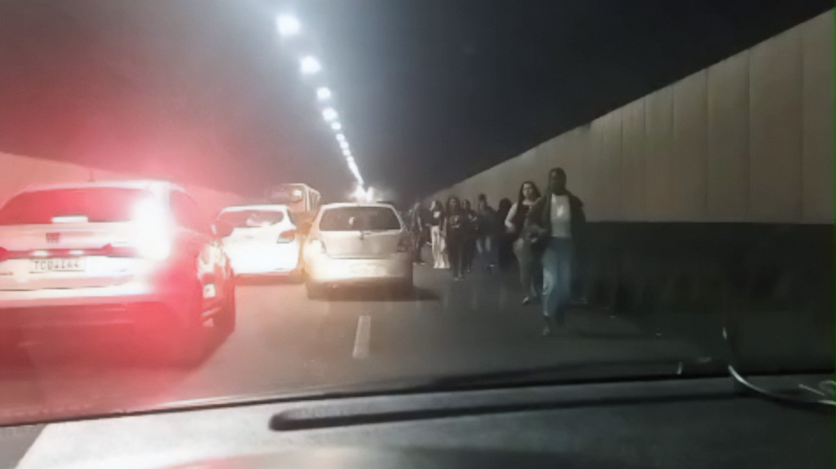 Incêndio em ônibus interdita o Túnel Rebouças, sentido Zona Sul do Rio