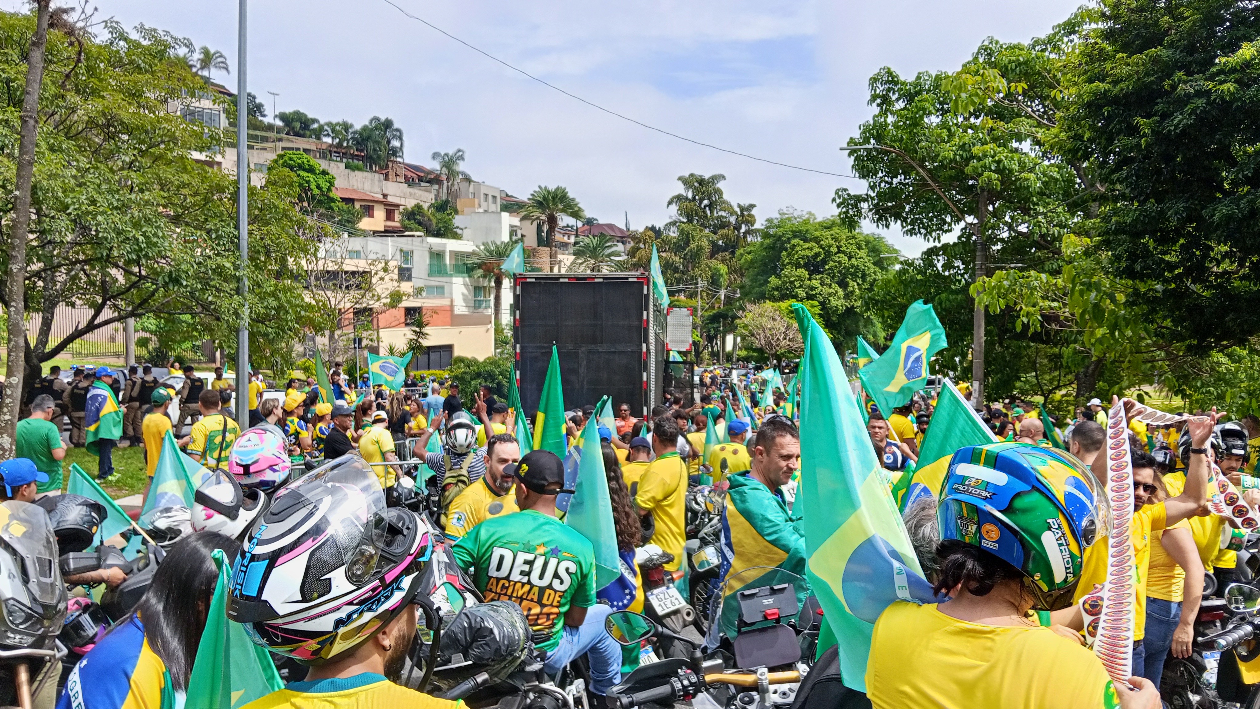 Apoiadores fazem ato em apoio a Flávio Bolsonaro em BH