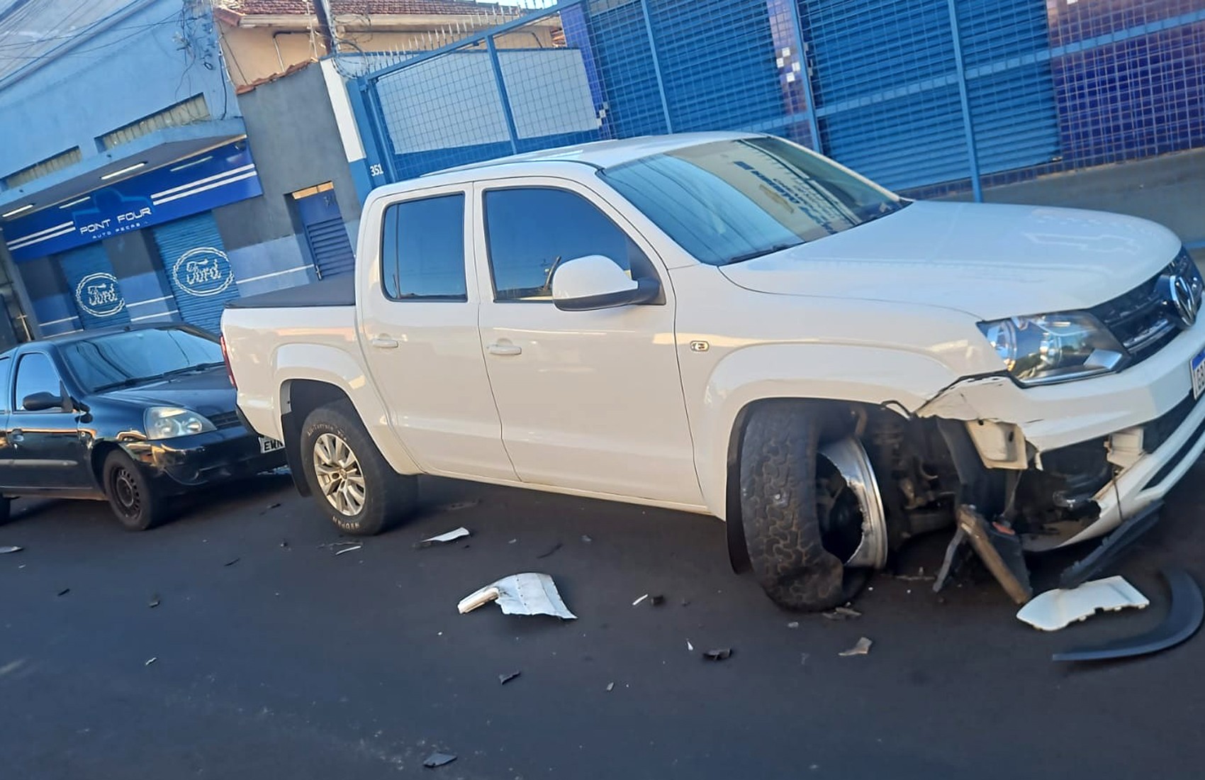 Vídeo: motorista na contramão bate em veículos estacionados na rua em Ribeirão Preto, SP