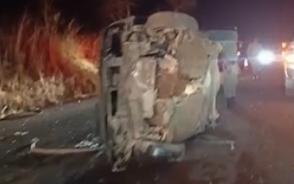 Segundo a polícia, o acidente envolveu um veículo Fiat Siena, onde havia sete ocupantes — Foto: Reprodução/ Redes sociais