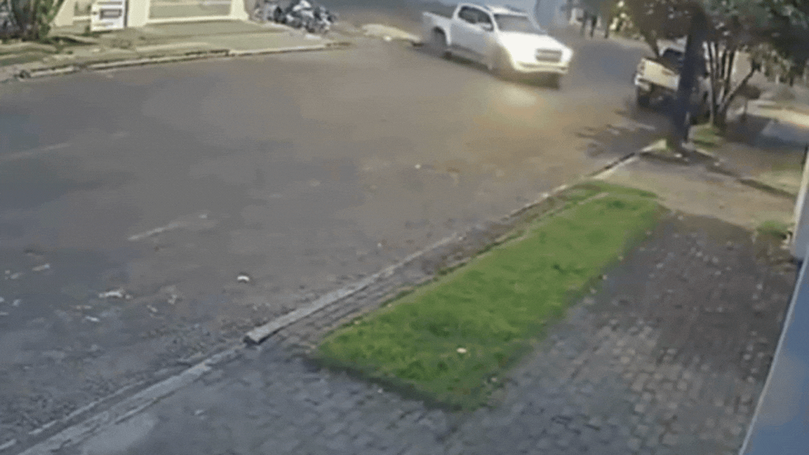 VÍDEO: adolescente de 14 anos bate caminhonete desgovernada em casa de vizinhos em MT 