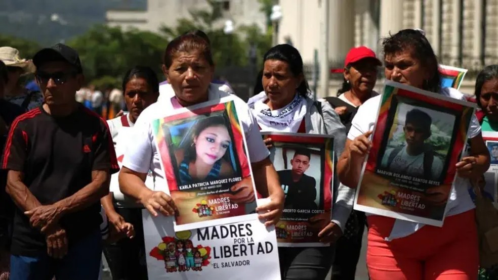 O grupo Mães pela Liberdade foi criado espontaneamente pelas mulheres que se encontravam na porta das prisões e dos tribunais, perguntando pelos seus familiares. — Foto: Divulgação/Mães pela liberdade via BBC