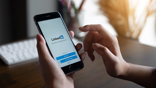 'Open to love': por que tem gente usando o LinkedIn para flertar? Veja riscos de paquerar por lá