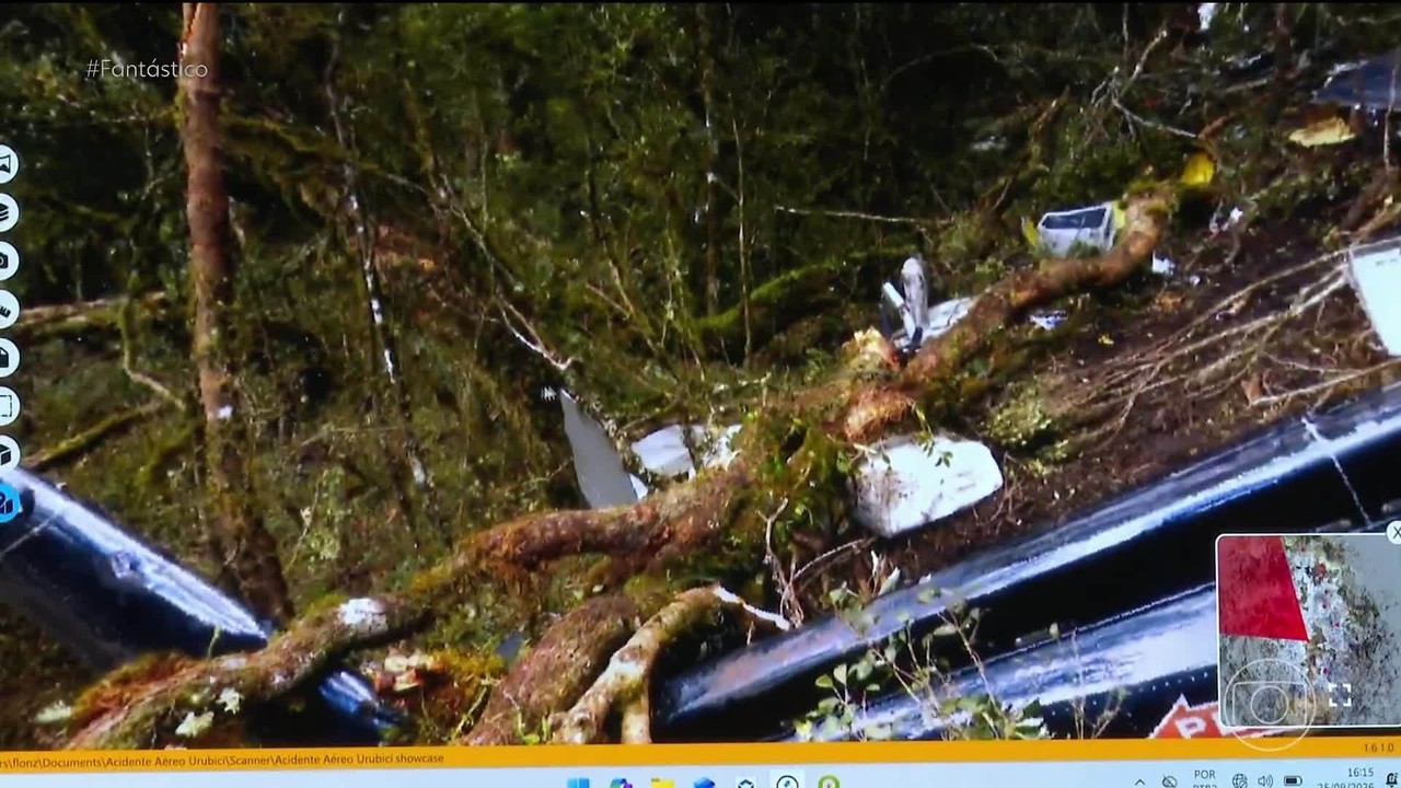 Cena da mata com destroços de helicóptero sendo mapeados por drones