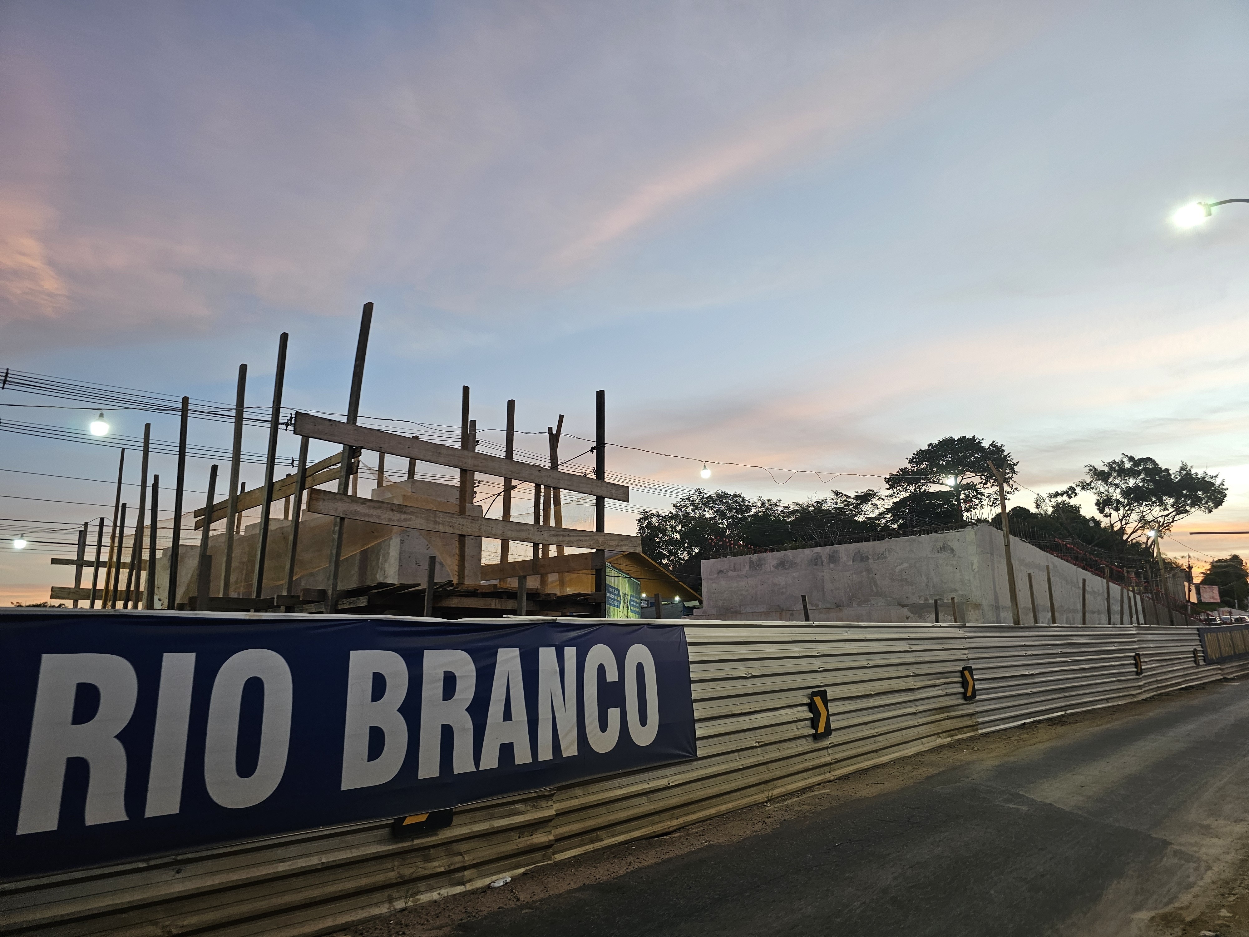 Prevista para conclusão em outubro, obra de viaduto em Rio Branco avança para fase de aterro, diz prefeitura